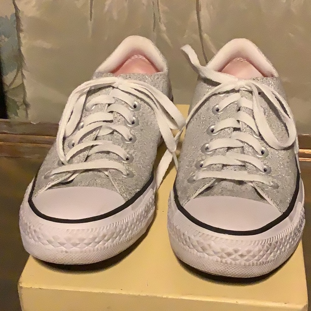 Converse All Star low tops sz 8